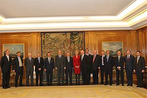 Su Majestad el Rey Don Juan Carlos entre Antonio Vázquez y Wiillie Walsh y todo el consejo de administración de IAG