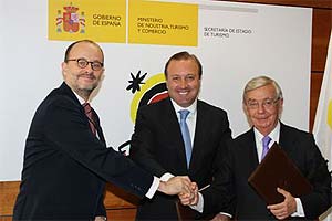 El embajador en misión especial para el año de España en Rusia, Juan José Herrera de la Muela, el secretario general de Turismo y Comercio Interior, Joan Mesquida, y el presidente de la Real Academia Española de Gastronomía, Rafael Anson, firmando un convenio de colaboración.
