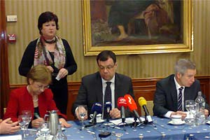 Sania Jelic, directora de la Oficina de Turismo de Croacia en España y Damir Bajs, ministro de Turismo de dicho país, en la rueda de prensa