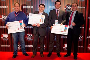 Pablo Alonso Pelegrín, vicepresindente/director general Comercial y Marketing de Pullmantur con los agentes premiados.