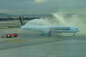 Bautizo del avin  a su llegada al aeropuerto de El Prat