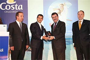 Bernardo Echevarría, director general de Costa en España; Gianni Onorato, presidente de Costa Crociere y Norbert Stiekema, vicepresidente Ejecutivo de Ventas y Márketing de Costa Crociere, entregan una oobsequio al embajador de Italia en España, Leonardo Visconti di Modrone