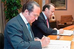 Antonio Vázquez, presidente de Iberia y Joan Mesquida, secretario general de Turismo y Comercio Interior en el momento del la firma del acuerdo
