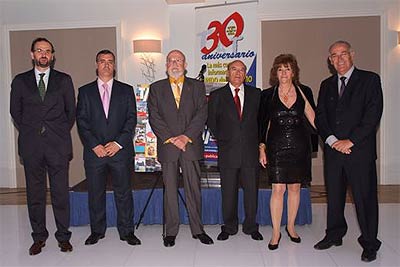 Gonzalo Nates, director de marketing, Adán Florez, maquetista, José Antonio Fernández Cuesta, redacción, Antonio Florez, presidente/editor, Mª Fernanda Fernández, directora, Juanjo Diaz, maquetista, una parte del staff de la revista, posando en el evento.