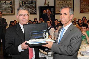 Mariano Palomo Rodríguez recibiendo la placa conmemorativa de Antonio Morales