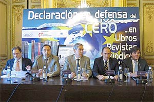 Antonio Comas, presidente de Fgee, Antonio Fernndez-Galiano, presidente de AEDE, y Juan Manuel Rodrigo, presidente de Ari, durante la declaracin en defensa del IVA cero