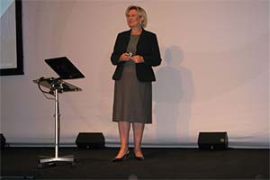 Petra Hedorfer, presidenta del Consejo de la Oficina Nacional Alemana de Turismo en su presentación