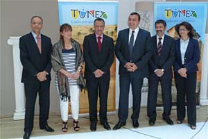 Lleila Tekaia, directora de la Oficina Nacional de Turismo de Túnez en España a la derecha, el ministro Medi Houas y Moncef Ben Dhahbi, director general para España y Portugal, rodeados de otros participantes tunecinos en la rueda de prensa