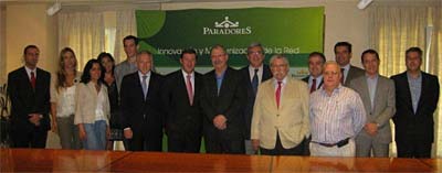 El director general de Comercializacin de Paradores, Carlos Abella junto con el presidente de la Asociacin Saborea Espaa, Pedro Subijana (centro) rodeados de parte del equipo de Saborea Espaa y de la direccin de Explotacin de Paradores de Turismo
