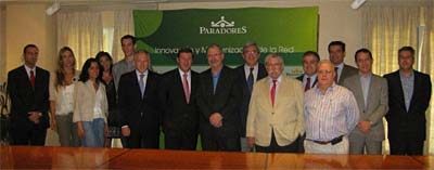 El director general de Comercialización de Paradores, Carlos Abella junto con el presidente de la Asociación Saborea España, Pedro Subijana (centro) rodeados de parte del equipo de Saborea España y de la dirección de Explotación de Paradores de Turismo