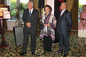 De izquierda a derecha: Javier Aranda, director Regional para Europa del Consejo de Promoción Turística de México, Susana Palazuelos, la escritora y el embajador de México en España