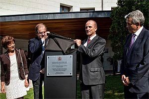 El ministro de Industria, Turismo y Comercio, Miguel Sebastián, inaugurando el nuevo Parador ‘Antonio Pereira’ de Villafranca del Bierzo en un acto en el que también han participado el presidente de la Junta de Castilla y León, Juan Vicente Herrera; la alcaldesa de la localidad, Concepción López Blanco; y el presidente de Paradores de Turismo, Miguel Martínez