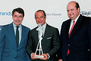 Antonio Vázquez, presidente de Iberia posando con el premio