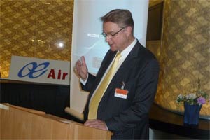 El director general de Air Europa en Holanda, Eric N, Hoogendoorn, dando la bienvenida a los periodistas a la llegada del avión al aeropuerto de Ámsterdam