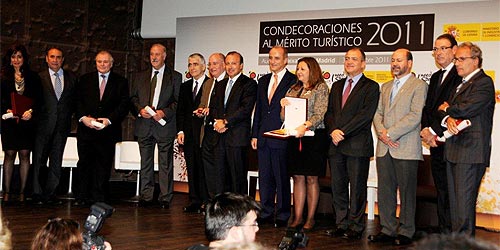 El ministro de Industria, Turismo y Comercio y el secretario general de Turismo y Comercio posando con los premiados
