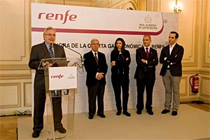 Teófilo Serrano, presidente de Renfe en la presentación con sus asesores y Rafael Ansón, presidente de RAG