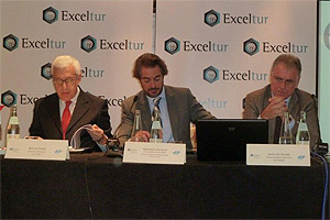 Mario Favilla, director ejecutivo de la OMT, Sebastián Escarrer, presidente y José Luis Zoreda, vicepresidente ejecutivo de Exceltur, durante la rueda de prensa celebrada en Madrid la pasada semana