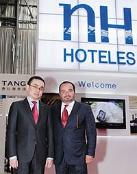 El presidente de HNA, Steven Song, y el director de estrategia de NH, Francisco Zinder (Foto de archivo)