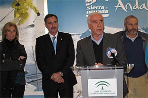 Luciano Alonso, consejero de Turismo Comercio y Deporte informando en la reunión.