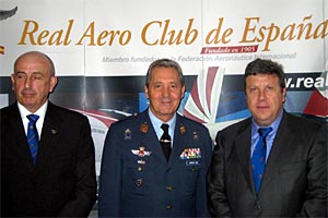 José Luis Olías, presidente del Real Aeroclub de España, General José Jiménez Ruíz, Jefe del Estado Mayor del Ejército del Aire y Vicente Nebot, Presidente del Aeroclub de Castellón