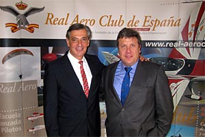 Ramón Alonso, Campeón del Mundo de Vuelo Acrobático y Vicente Nebot, Presidente del Aeroclub de Castellón
