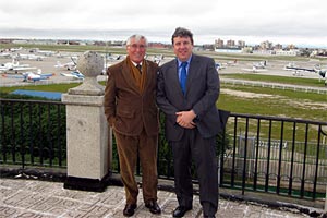 Carlos Valle, Presidente de la Fundación Infante de Orleans, dedicada a la restauración y mantenimiento en vuelo de aviones históricos, junto a Vicente Nebot, Presidente del Aeroclub de Castellón