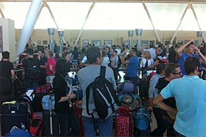 Viajeros atrapados en un aeropuerto