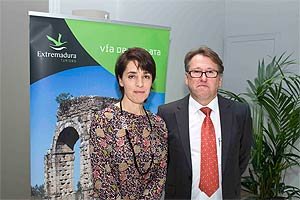 Antonia Aunin, directora general de Turismo y el Consejero de Fomento, Vivienda, Ordenacin del Territorio y Turismo, Victor Gerardo Del Noral
