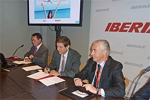 Firma del acuerdo de Iberia y Alsa, en el pasado Fitur en el stand