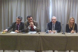 Pie de foto: (de izqda. a dcha) Martín Sarrate, Vicepresidente del Área Económica-Financiera, Rafael Gallego
Nadal, Presidente, José Luis Méndez, Tesorero y Eva Blasco, Directora de Relaciones Internacionales.