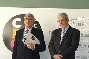 José Maria Rubio, presidente de la Federación Española de la Hostelería (FEHR) y Mariano Palacín, presidente de la Federación Española de Periodista y Escritores de Turismo (FEPET), durante la presentación del acto