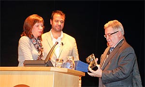 Susana Reoyo y Miguel Angel García, directora de marketing y director comercial de la división mayorista de Globalia, hacen entrega al presidente del Cabildo de Gran Canaria, José Miguel Bravo de Laguna, de un galardón que simboliza el agradecimiento por la colaboración que ha tenido el patronato con el turoperador