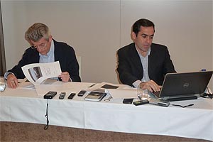 De izquierda a derecha Lázaro Ros y Carlos Muñoz, los fundadores de Volotea, durante la rueda de prensa celebrada en Madrid
