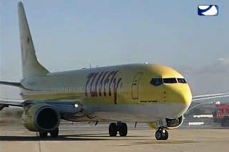 Avion de Tui aterrizando en  el aeropuerto de Jerez