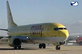 Avion de Tui aterrizando en el aeropuerto de Jerez