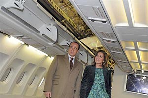 La alcaldesa Ana Botella y Antonio Vzquez, presidente de Iberia por  las instalaciones