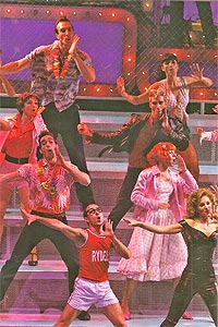 Una de las escenas finales del musical, donde ya se ve la transformación de Sandy