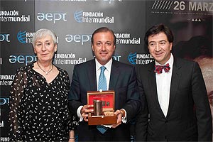 Joan Mesquida, el homenajeado entre Lola Martias de AEPT y Manuel López, consejero delegado del Grupo Intermundial