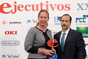 Mónica White, jefe de ventas de Emirates recogiendo su premio