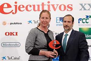 Mnica White, jefe de ventas  de Emirates recogiendo su premio