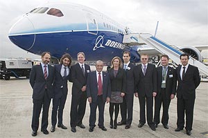 ejecutivos de Globalia y del fabricante Boein, posan delante del Boeing 787 Dreamliner