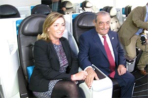 Maria José Hidalgo, directora general de Air Europa, y Juan José Hidalgo, presidente de Globalia, comprobando la decoración interior del Boeing 787Dreamliner