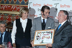 Laura Valenzuela, Juan José Padilla el homenajeado y José Maria Álvarez del Manzano
