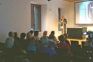 Nuestro colaborador José Antonio Fernández Cuesta en un momento de su conferencia en el antiguo Hospital de Santa Maria de la Rica en Alcalá de Henares