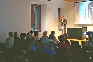 Nuestro colaborador Jos Antonio Fernndez Cuesta en un momento de su conferencia en el antiguo Hospital de Santa Maria de la Rica en Alcal de Henares