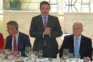 Jaume Tàpies, presidente Internacional de Relais Chateaushaciendo la presentación ante los medios