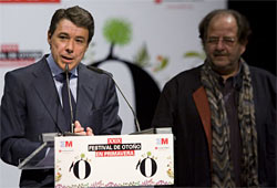 vicepresidente y consejero de Cultura y Deporte de la Comunidad de Madrid, Ignacio Gonzlez (y, detrs, el director del Festival de Otoo enprimavera, Ariel Goldenberg)