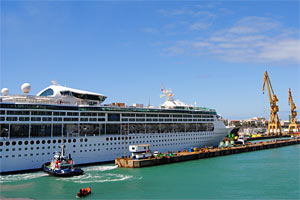 Grandeur of the Seas en el astillero en Cádiz