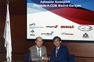 Miguel Angel Oleaga, director del Aeropuerto de Madrid-Barajas, y de Enrique Fernández Carbonell, CEO de Swissport, durante la firma del acuerdo)