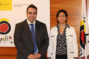Isabel Borrego, secretaria de Estado de Turismo y presidenta de Turespaa y Gregorio Izquierdo, presidente del INE, tras la firma del convenio